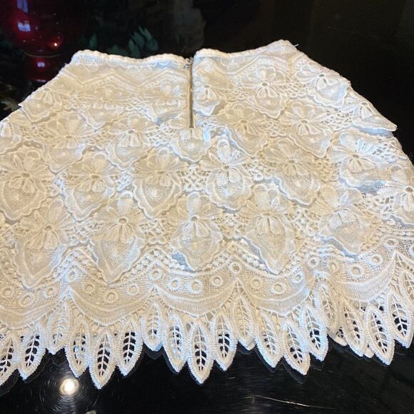 White layers of lace zipper back skirt size 0 - Picture 2 of 7